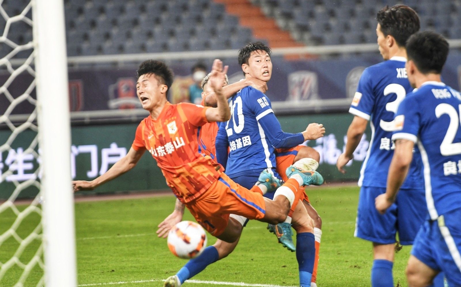 记者：本特克希望重返比甲，争取入选比利时国家队参加世界杯（据记者报道，本特克渴望回到比甲，力争入选比利时国家队出战世界杯）