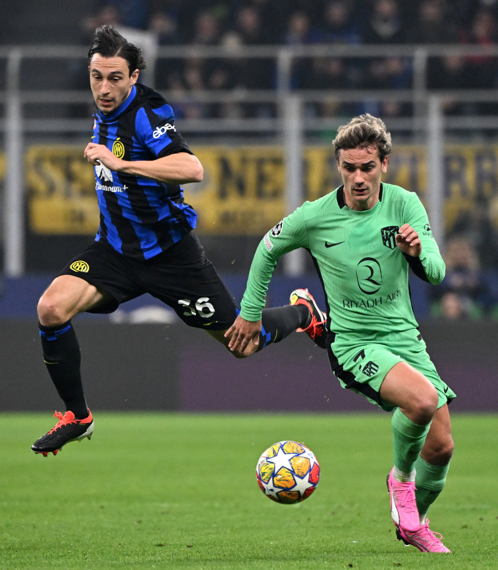 一掌给曼联“打懵”了？盖耶13分钟掌掴队友染红，红魔多打一人却输球（盖耶13分钟掌掴队友吃红，曼联多打一人仍告负）