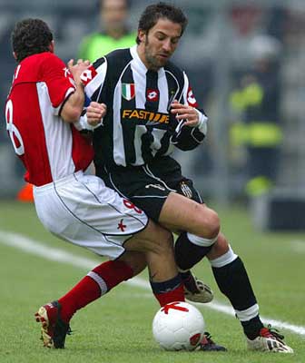 英超最新积分榜：枪手登顶蓝军翻车，利物浦失分争冠格局再洗牌（英超积分新态势：阿森纳领跑、切尔西爆冷，利物浦丢分争冠再生变数）