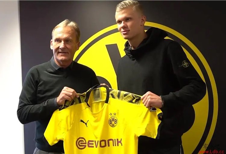 西甲最新积分榜：巴萨4分优势领先皇马居首，马竞黄潜紧随（西甲积分榜更新：巴萨以4分优势力压皇马登顶，马竞与黄潜紧追其后）