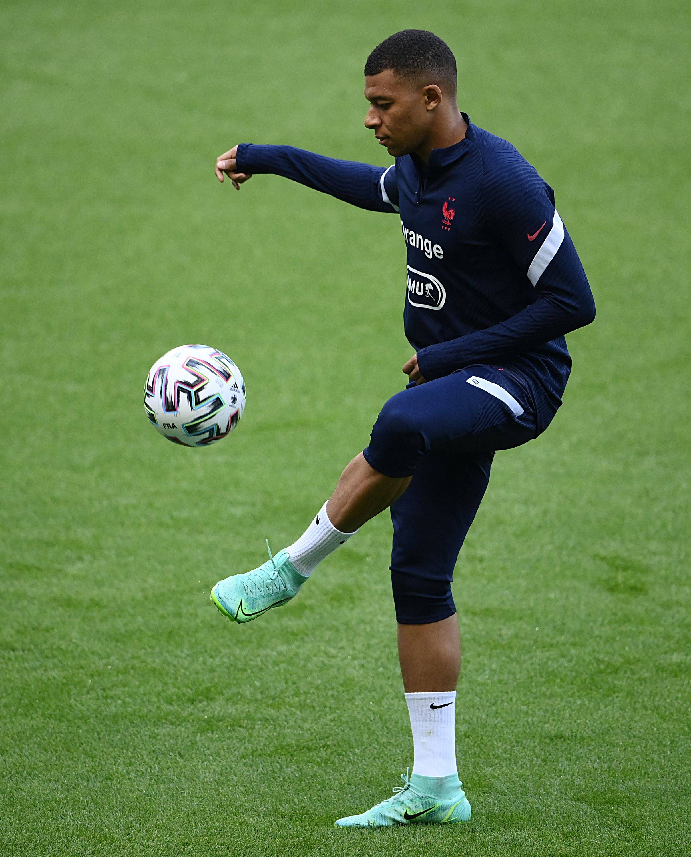 姆巴佩今年已为皇马打入58球，距离C罗创造的队史纪录还差1球（姆巴佩年内为皇马已进58球，距离C罗队史纪录仅差1球）