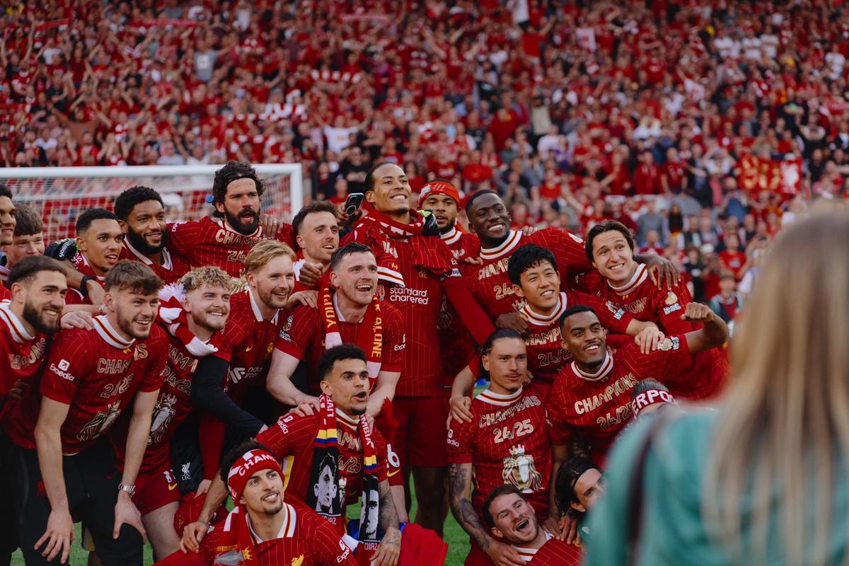 足球英超双红会爆发冲突，多人吃黄牌