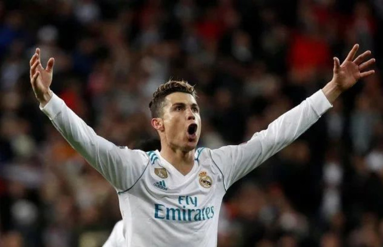 长春亚泰队启程出征青岛时，球迷用歌声为将士们送行