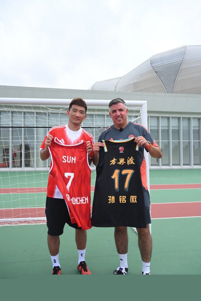 查理·哈迪（Charlie Hardy）等待5个月后终于签约曼联。