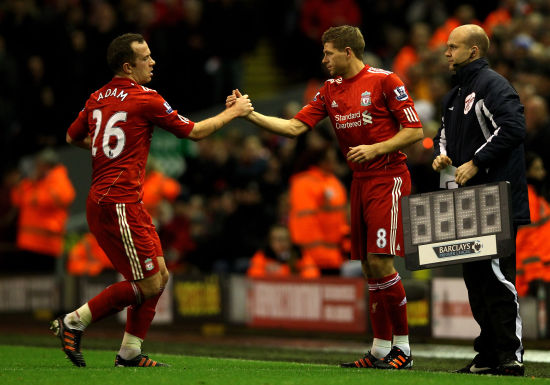 如此魔人怎能不爱？哈兰德装扮成圣诞老人为曼城小球迷派送礼物（哈兰德化身圣诞老人给曼城小球迷送礼，这样的魔人谁会不爱？）