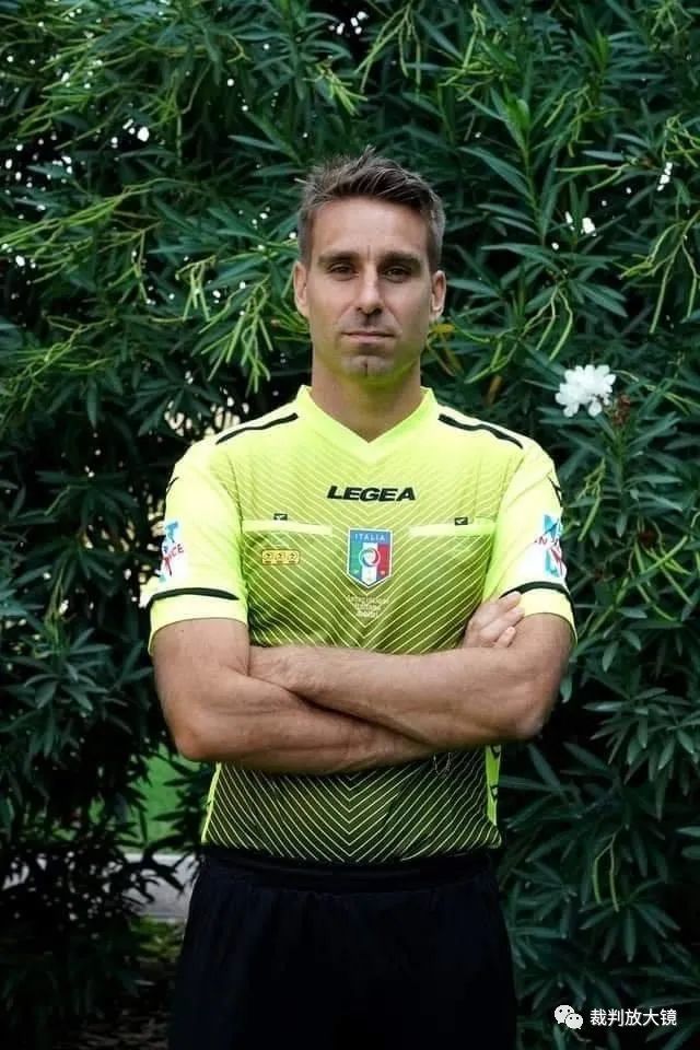 打破小贝纪录，布鲁日前锋福布斯是欧冠对巴萨传射最年轻球员（布鲁日新星福布斯打破小贝纪录，成欧冠对巴萨最年轻完成传射者）