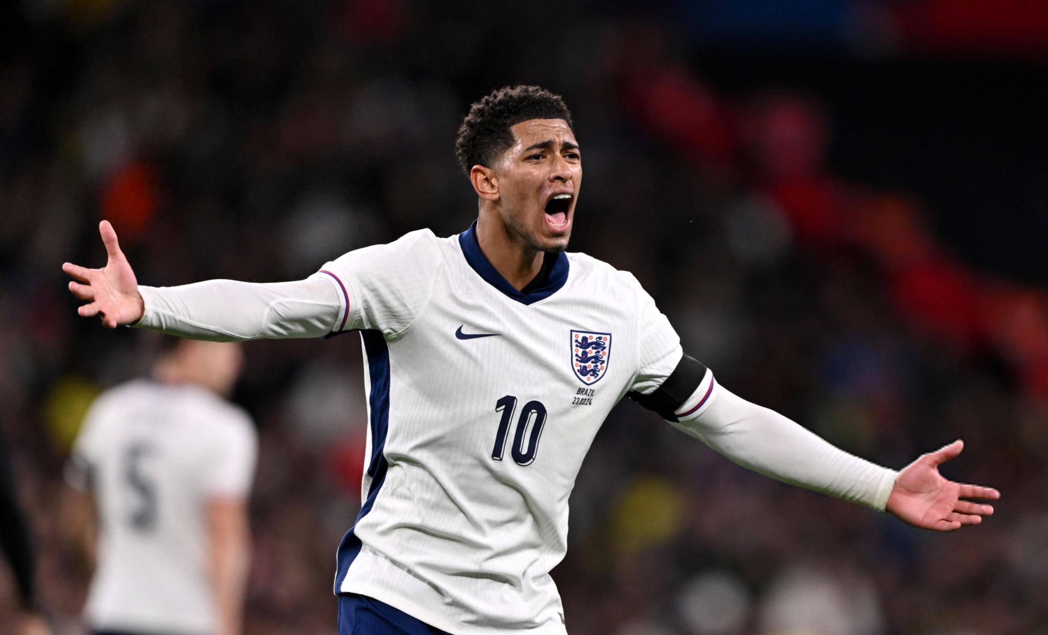 普拉蒂尼等尤文传奇与一线队见面，并参观海瑟尔惨案纪念碑