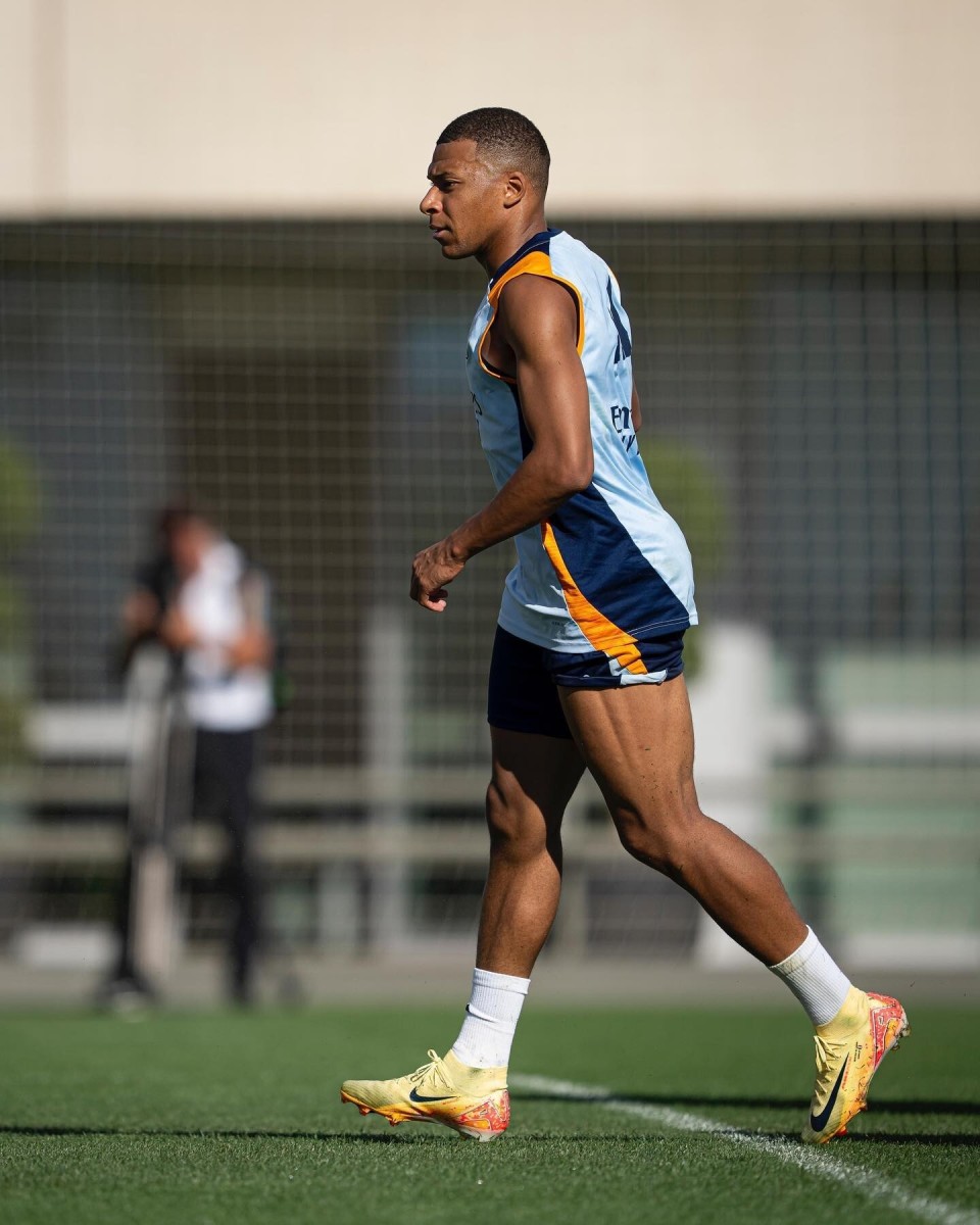 亚马尔开通油管账号：身穿路易斯·迪亚斯球衣展示自己的家（亚马尔入驻YouTube：穿路易斯·迪亚斯球衣带你参观自家住所）